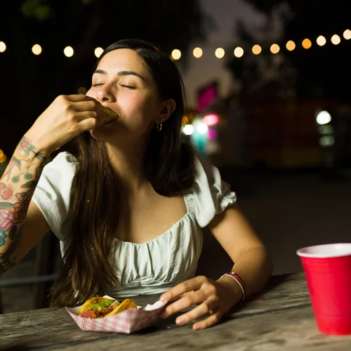 Μύθος ή αλήθεια: Παχαίνεις αν τρως το βράδυ;