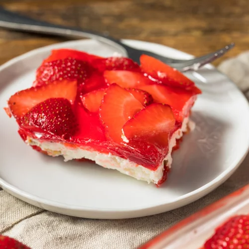 Light γλυκό ψυγείου με γιαούρτι και φράουλες