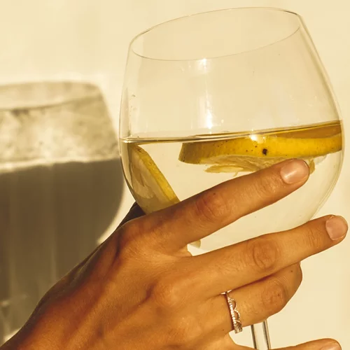 Νερό με λεμόνι: Να το χρησιμοποιήσεις για να μειώσεις το φούσκωμα και για καλύτερη πέψη;