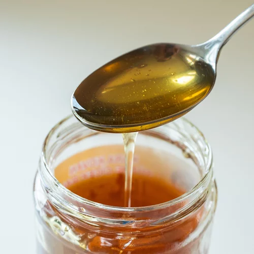 Ο βήχας φεύγει με μέλι; Όλα όσα πρέπει να ξέρεις για τη φυσική θεραπεία