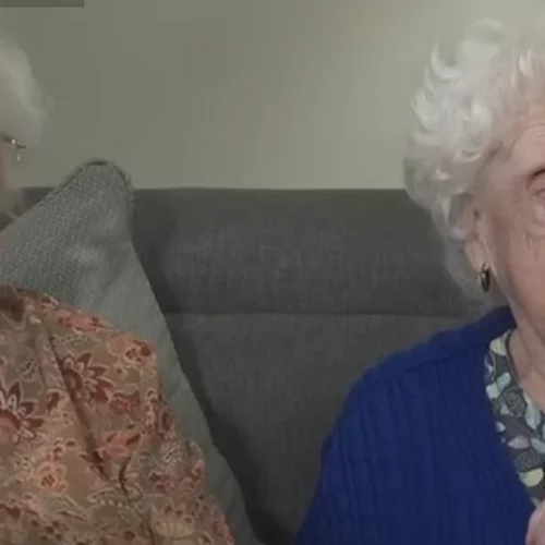 Οι γηραιότερες δίδυμες της Αγγλίας, 104, ετών αποκαλύπτουν το μυστικό μακροζωίας