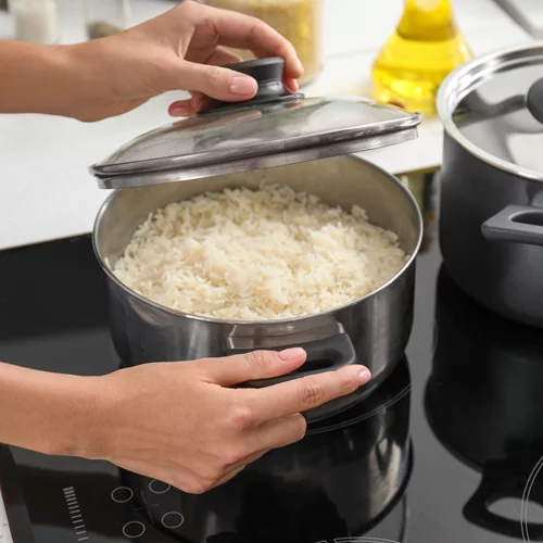 Ο σωστός τρόπος να ξαναζεστάνεις το ρύζι - χωρίς να χαλάσει