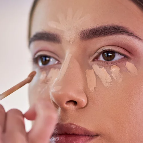 Το viral trick που θα αλλάξει τον τρόπο που εφαρμόζεις το concealer