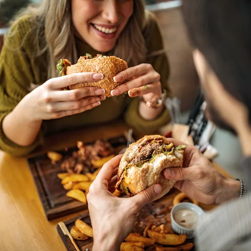 Τρως συνεχεία έξω; Μελέτη αποκαλύπτει τους κινδύνους υγείας της συνήθειας αυτής