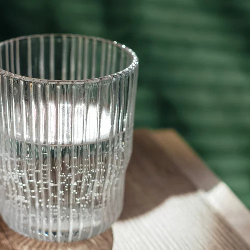 Γιατί δεν πρέπει ποτέ να αφήνεις ένα ποτήρι νερό στο κομοδίνο;