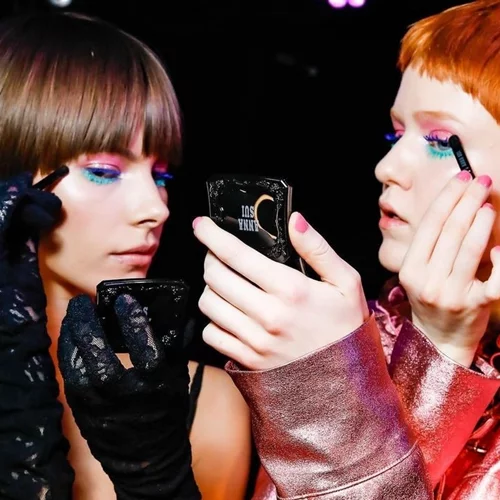 Το είδαμε στα catwalks: To hot trend μακιγιάζ που κάνει τα μάτια πολύ μεγαλύτερα και το βλέμμα πιο φωτεινό