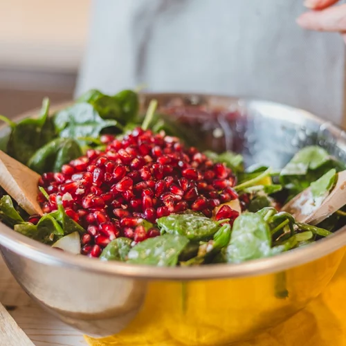 Σαλάτες: 10 φθινοπωρινές συνταγές με λαχανικά και φρούτα της εποχής