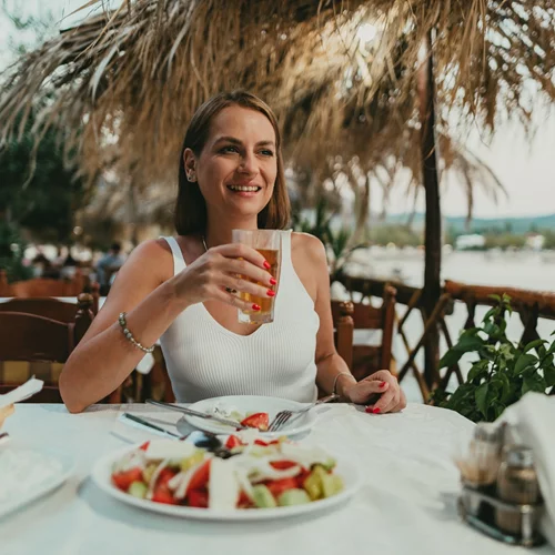 Καλοκαιρινές συνήθειες που επιβαρύνουν σοβαρά το συκώτι σου - Πώς να το προστατέψεις φυσικά