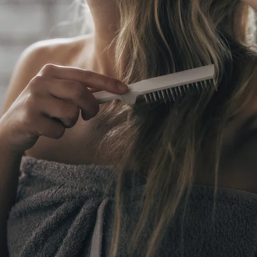 Παρατηρείς (έντονη) τριχόπτωση; Τα σαμπουάν που πρέπει να δοκιμάσεις για πιο δυνατά μαλλιά