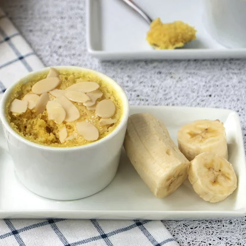 Γρήγορο κέικ σε κούπα με γεύση banana bread