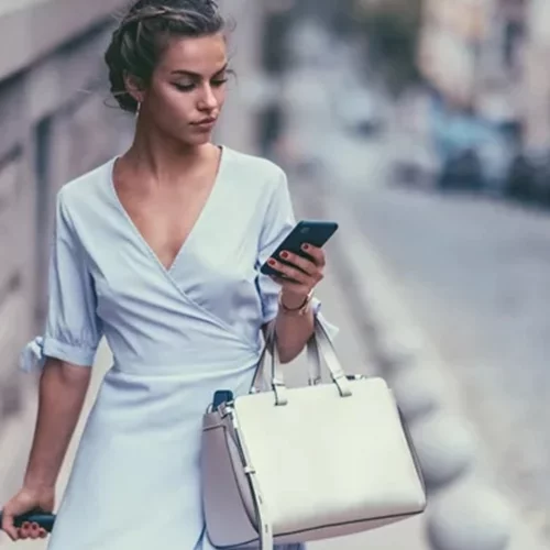 5 beauty items που κάθε "it" girl θα έχει στη βαλίτσα των διακοπών φέτος το καλοκαίρι