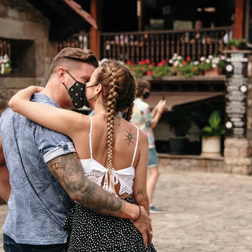 Σεξ στην εποχή του κορονοϊού: Τι έχει αλλάξει και πώς θα το απολαύσουμε χωρίς ρίσκο;