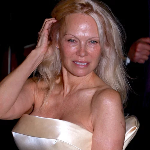 Η Pamela Anderson μόλις υιοθέτησε το Νο.1 "αντιγηραντικό" κούρεμα