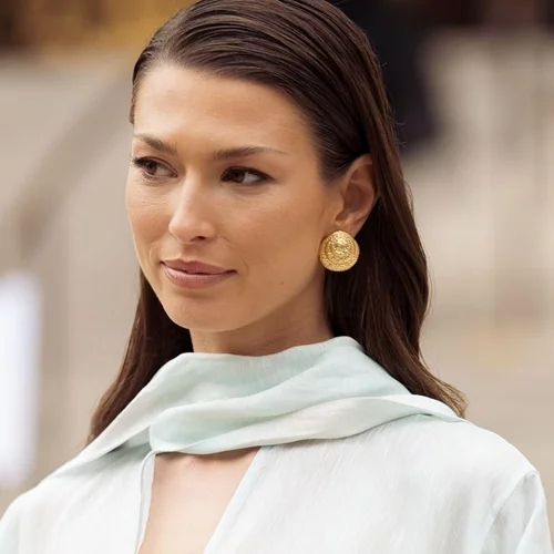 Η τάση στο make up που αναδεικνύει τις ώριμες επιδερμίδες