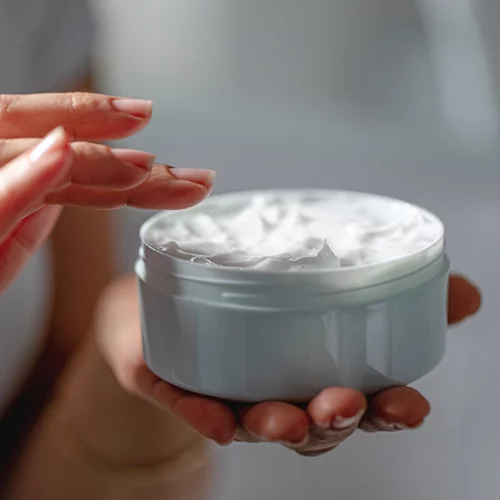 Οι καλύτερες κρέμες προσώπου με SPF για γυναίκες άνω των 50