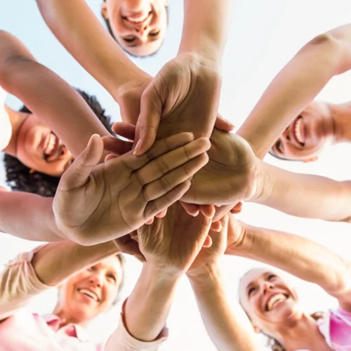 Us stronger: Δύο δημοσιογράφοι και 3 άνθρωποι από το χώρο της Υγείας για τον καρκίνο του μαστού