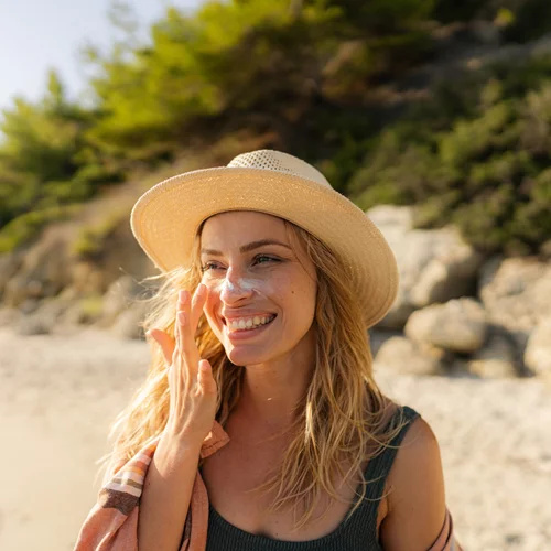 7 αντηλιακά με χρώμα που προσφέρουν έντονη αντιγηραντική δράση