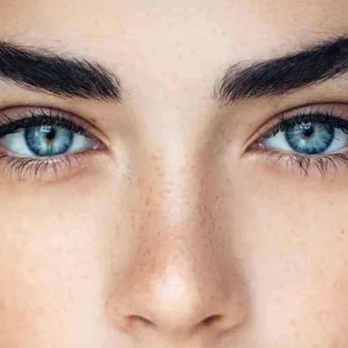 H μικρή αλλαγή στη skincare ρουτίνα που προλαμβάνει το πόδι της χήνας