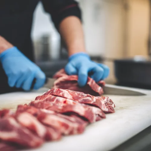 Μοσχάρι ή χοιρινό: Ποιο κρέας κάνει καλό στην υγεία σου; Η διατροφολόγος απαντά