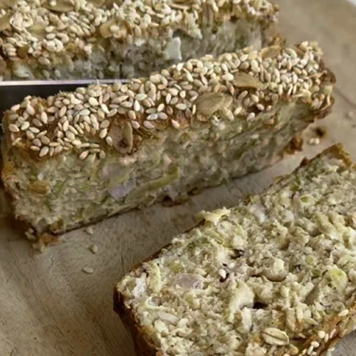 Αλμυρό κέικ με κολοκυθάκια και φέτα - ιδανικό αν έχεις θέμα με το σάκχαρό σου!