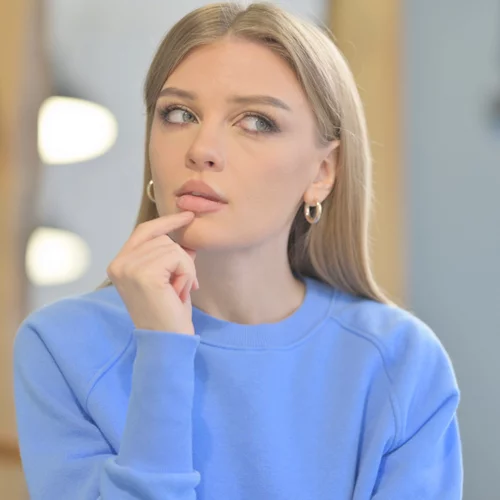 Ξεκινάς να πεις κάτι και... κολλάς; Οι επιστήμονες λένε πως δεν είναι τυχαίο - Τι μπορεί να σημαίνει