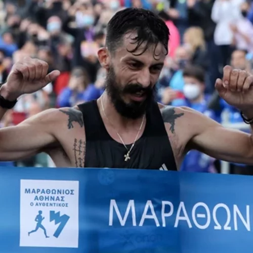 Ποιος είναι ο Κώστας Γκελαούζος που νίκησε στον Μαραθώνιο - Κατέρριψε ρεκόρ 17 χρόνων