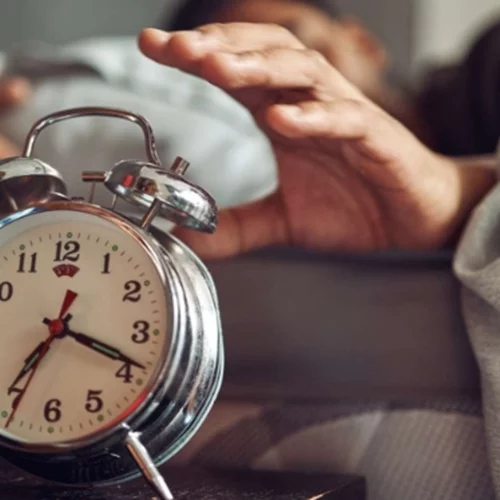 Η ώρα που πρέπει να ξυπνάμε, σύμφωνα με τους εκατομμυριούχους του TikTok