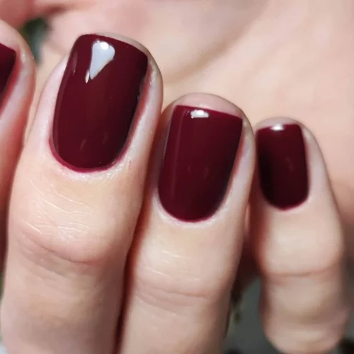 Dark cherry: 6 τρόποι να εντάξεις το 'it' χρώμα στο look σου