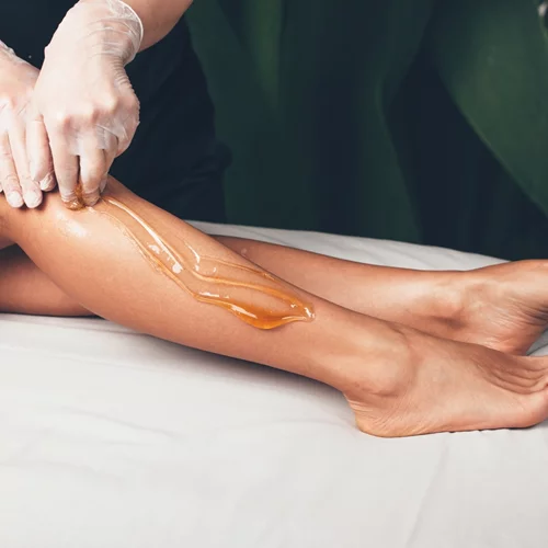 Sugaring: Πώς θα κάνεις μόνη σου την πιο φυσική μέθοδο αποτρίχωσης με ζάχαρη