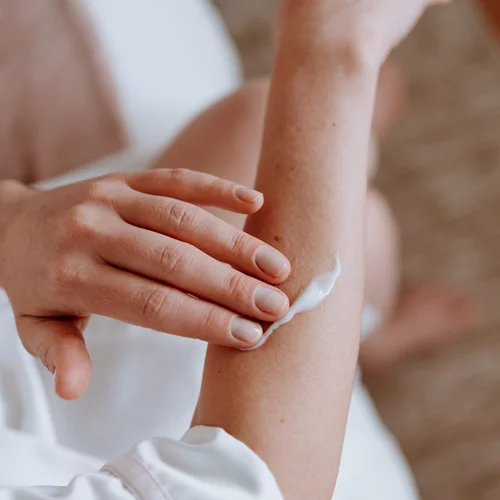 Αντιβιοτικές δερματικές κρέμες: Με ή χωρίς κορτιζόνη; Ποια να χρησιμοποιήσεις σε κάθε περίπτωση;