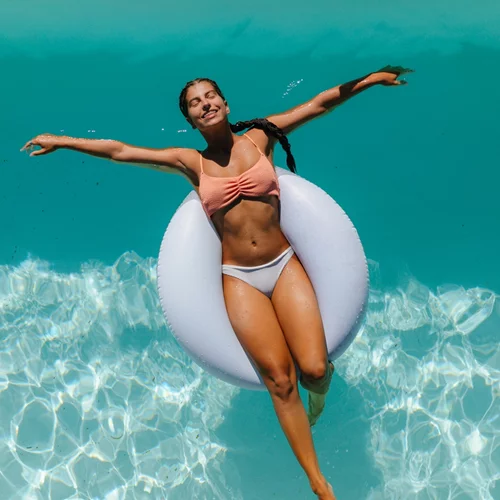 5 αξεσουάρ μόδας που αξίζει να έχεις πάντα στην τσάντα παραλίας