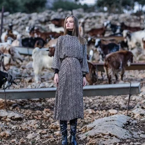 Επιστροφή στις ρίζες: H Pink Woman τιμά την ελληνική παράδοση μέσα από τη χειμερινή καμπάνια της