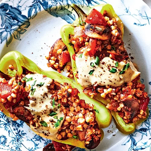 Πιπεριές γεμιστές με μανιτάρια, φαγόπυρο και ντρέσινγκ aioli μουστάρδας