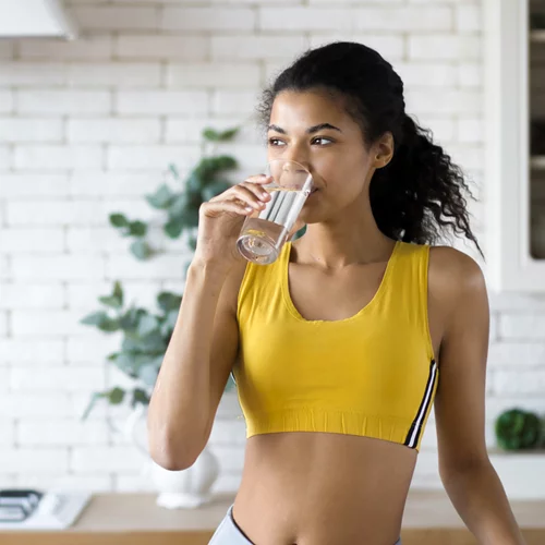 Βοηθάει η κατανάλωση ζεστού νερού στην απώλεια του κοιλιακού λίπους;