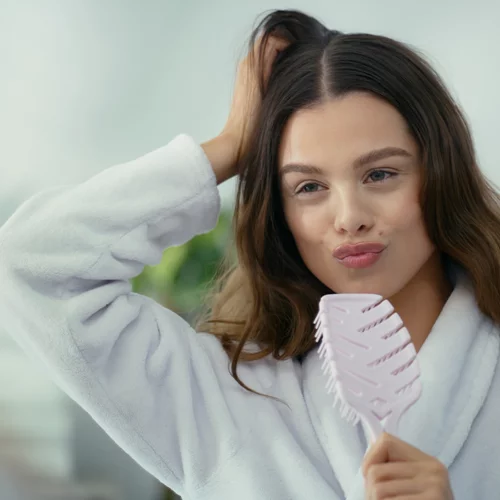 Hygral Fatigue: Ο λόγος που τα μαλλιά σου σπάνε, παρόλο που τα ενυδατώνεις συνέχεια