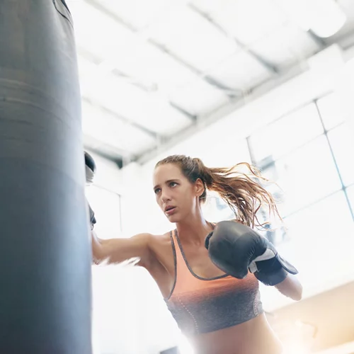 Ένα full - body πρόγραμμα με kick boxing κινήσεις - το ιδανικό cardio workout!