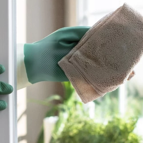 Τέλος οι δαχτυλιές στα τζάμια και τους καθρέφτες - πώς θα φτιάξεις το "μαγικό" σπρέι