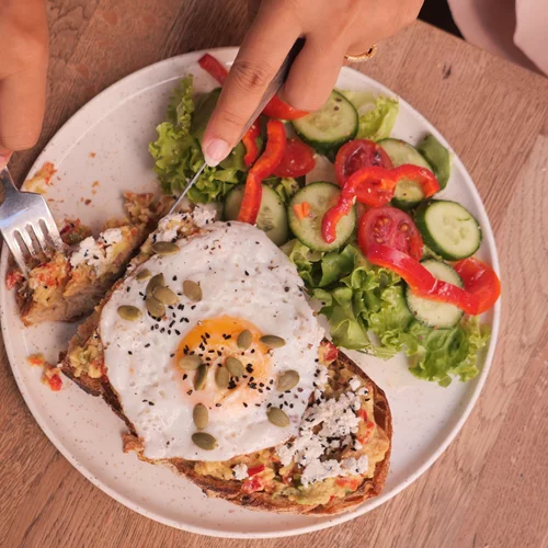 7 λάθη στο πρωινό που βλάπτουν το έντερο, σύμφωνα με γαστρεντερολόγο