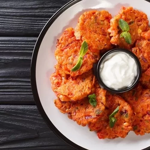 Οι ντοματοκεφτέδες Σαντορίνης του Άκη Πετρετζίκη που πρέπει να δοκιμάσεις