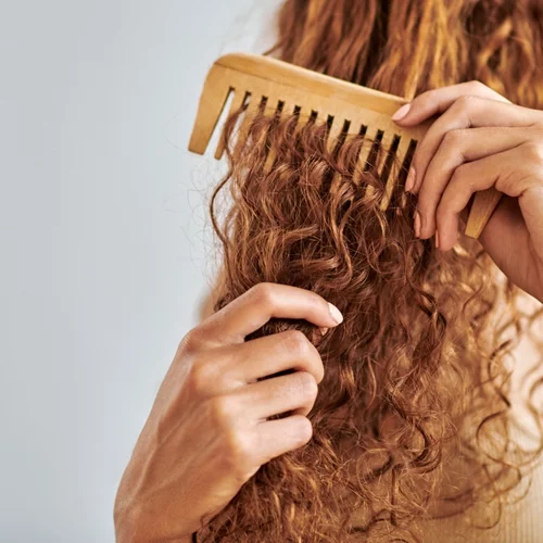 Super curls: Όλα τα κομψά χτενίσματα που μπορείς να κάνεις αν έχεις σγουρά μαλλιά