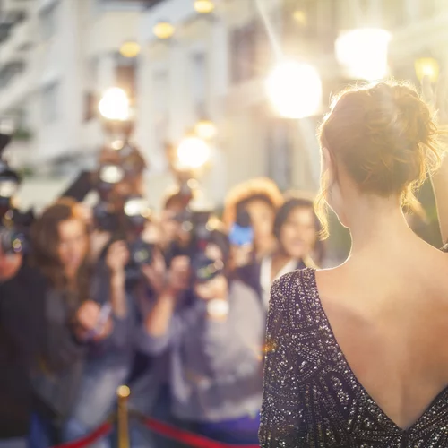 Red Carpet facial: Πώς να κάνεις στο σπίτι τη θεραπεία λάμψης & αντιγήρανσης που κάνουν οι διάσημες πριν βγουν στο κόκκινο χαλί