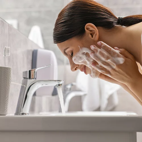 Morning routine 5 λεπτών: Η πρωινή beauty συνήθεια που θα μεταμορφώσει το δέρμα σου