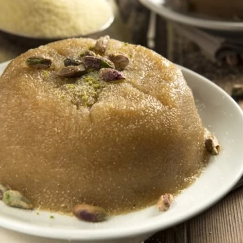 Το γλυκό της Καθαράς Δευτέρας: Υπέροχος σιμιγδαλένιος χαλβάς με μόνο 5 υλικά