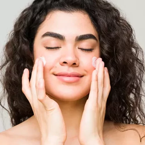 Θες κάλυψη και αντηλιακή προστασία ταυτόχρονα; Τα αντηλιακά προσώπου με χρώμα που κάνουν ακριβώς αυτό