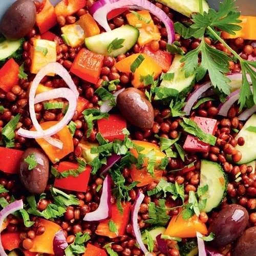 Σαλάτα με φακές και κινόα για ένα γεύμα με πρωτεΐνη υψηλής βιολογικής αξίας