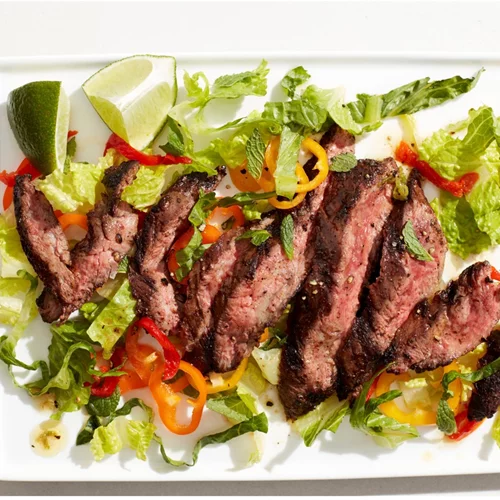 Σαλάτα με μοσχάρι αρωματισμένο με καφέ και τσίλι