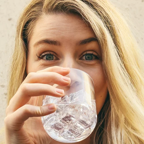 Aφυδάτωση: Γιατί συμβαίνει, τα συμπτώματα και η σχέση της με την κατακράτηση υγρών