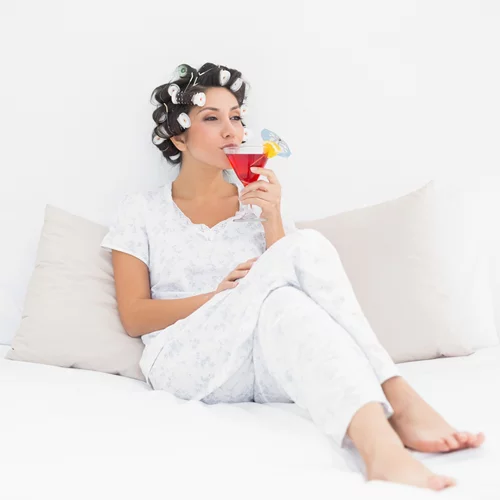 Τι είναι το sleepy girl mocktail; Μπορεί να ωφελήσει τον ύπνο σου;