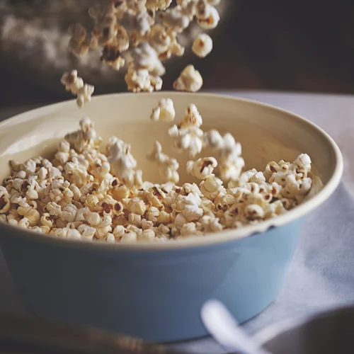 Αντί για βουτυράτα popcorn: Οι καλύτερες υγιεινές εναλλακτικές για σνακ ταινίας