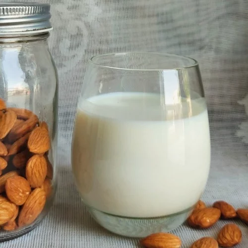 Πώς θα φτιάξεις μόνη σου γάλα αμυγδάλου